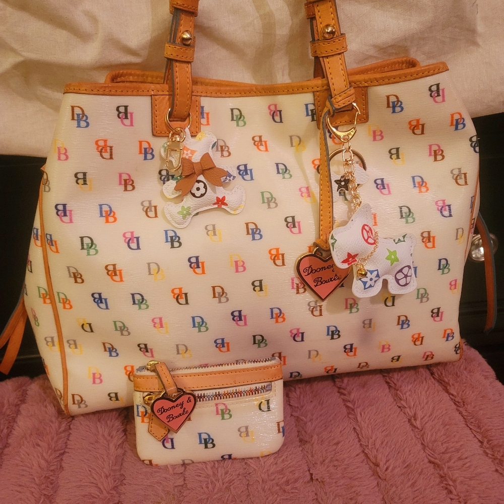 Authentic Dooney & Bourke 2000. IT, signature canv